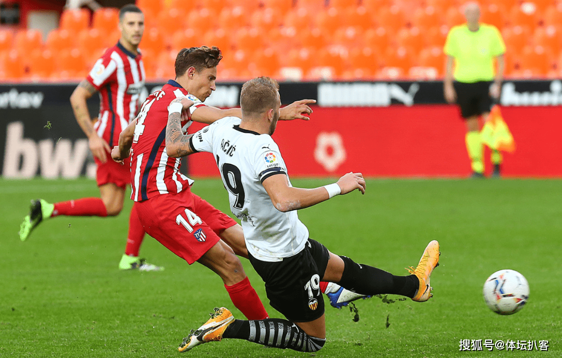 洛里斯穿过几号球衣